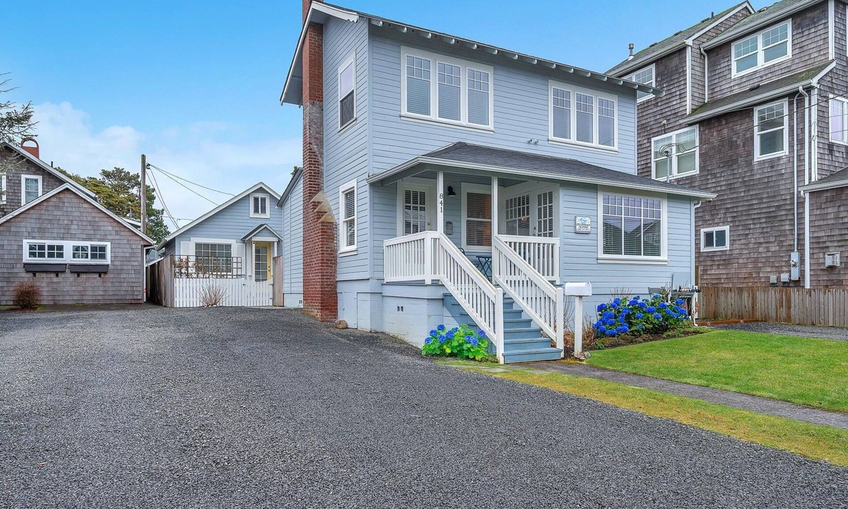 Seaside House | Beautiful Renovated Beach Home with Easy Beach Access and a Bonus Cottage