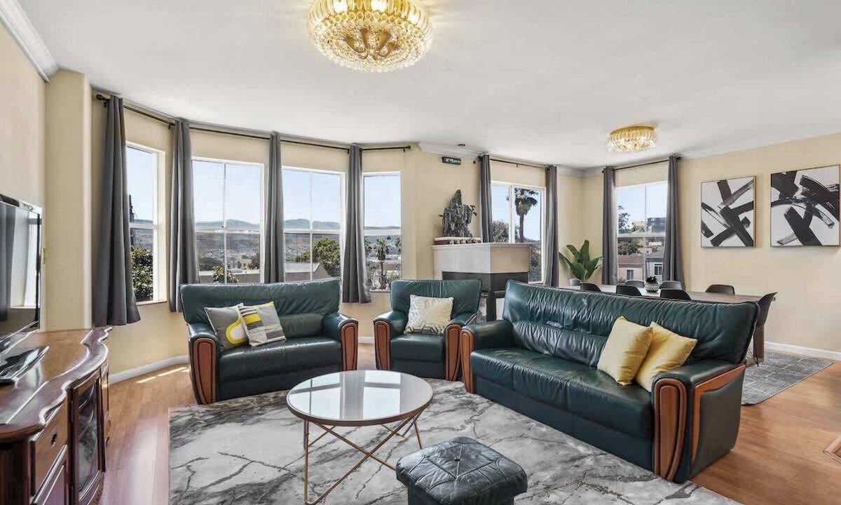 Little Hollywood House | Beautiful Spacious 4BR House in Silver Terrace w/ Secured Parking Near SFO & Downtown San Francisco