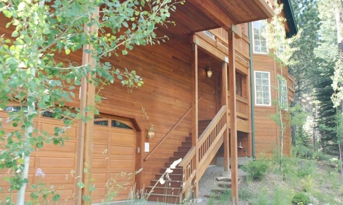 Pioneer Trail House | Beautiful Tahoe Chalet, 5 BR, 3 Bath, Hot Tub, Jacuzzi Bath, 3 Spacious Decks