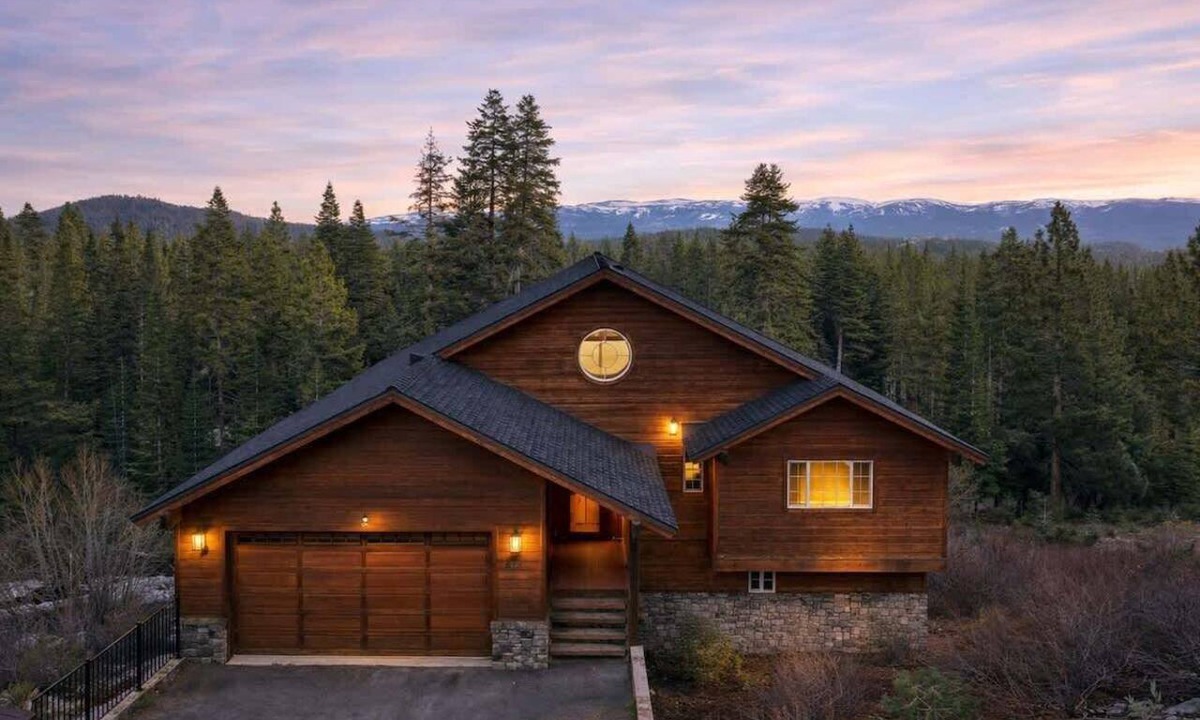 Truckee Cabin | Beautiful View, Trails Nearby, Bunk Beds, Free Ev Charger, Games, Weber BBQ and Big Deck
