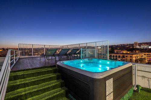 Beverly Grove Apartment | Beverly Hills Private Residence with Rooftop Jacuzzi