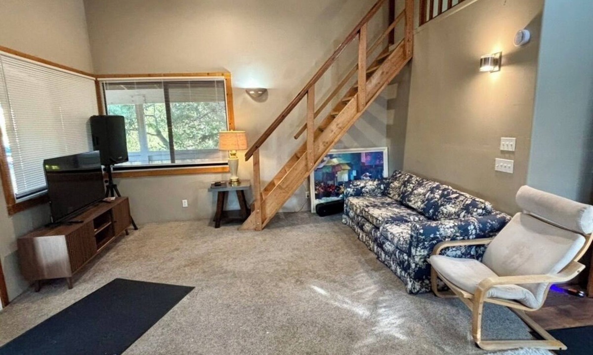 Oak View House | Bicycle Vacation home Near Ojai. Casa De Oakview under 200 year old oaks.