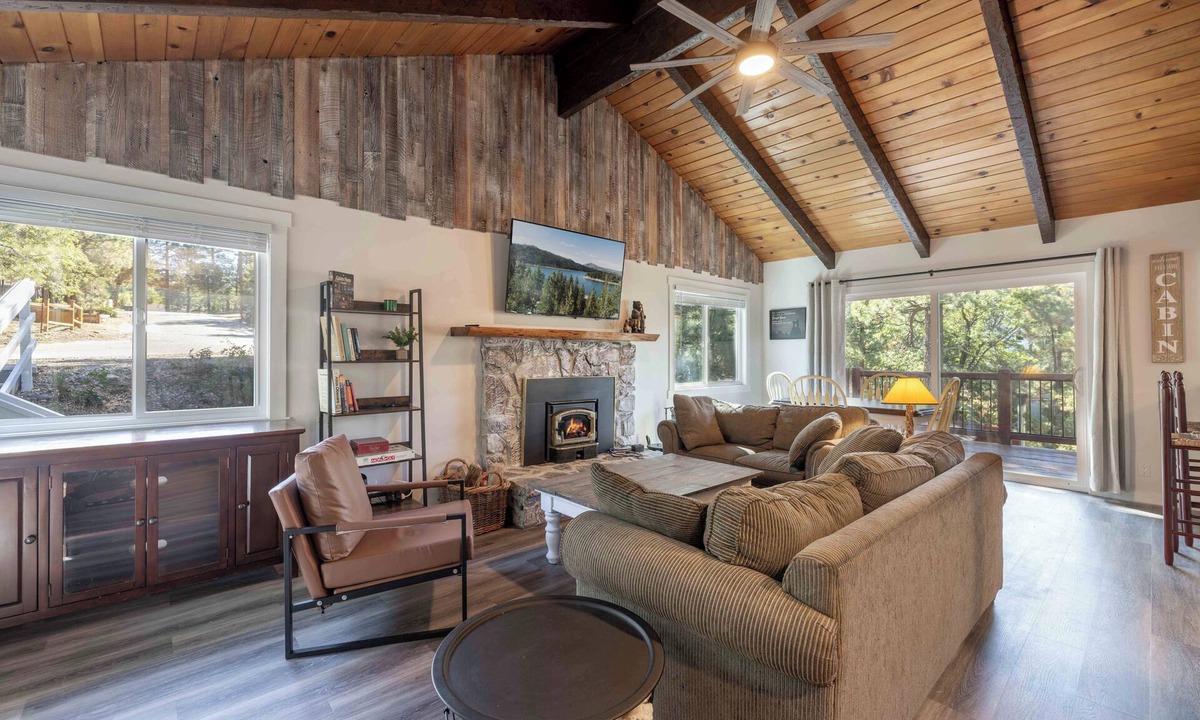 Fox Farm Cabin | Big Bear Cabin - Hot Tub - Game Room - Adventure