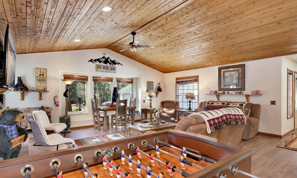 Evergreen Estates Ski Chalet | Big Bear Frontier- Hot Tub- Games Relaxing Central Retreat