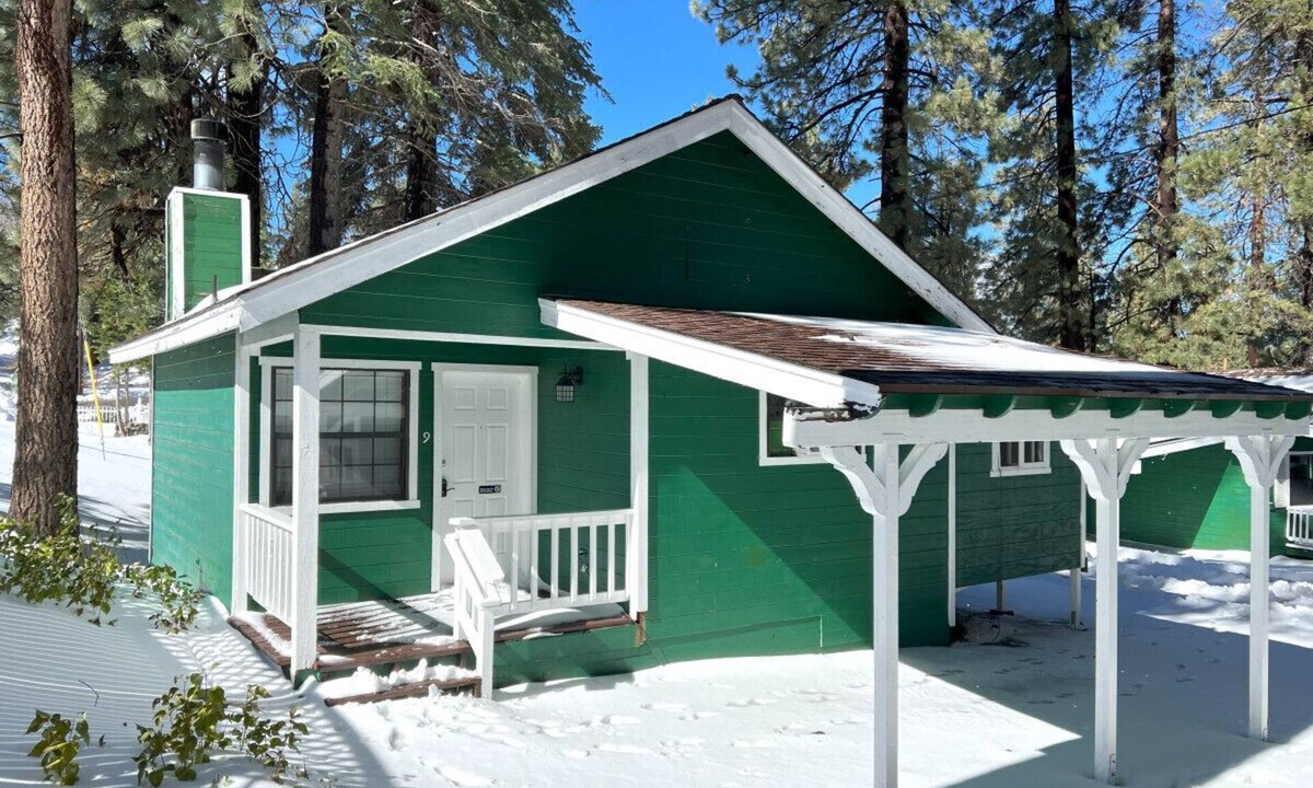 Big Bear Lake Cabin | BM #9 · Peaceful, Unique Hot Tub in Kitchen - Bear Manor#9