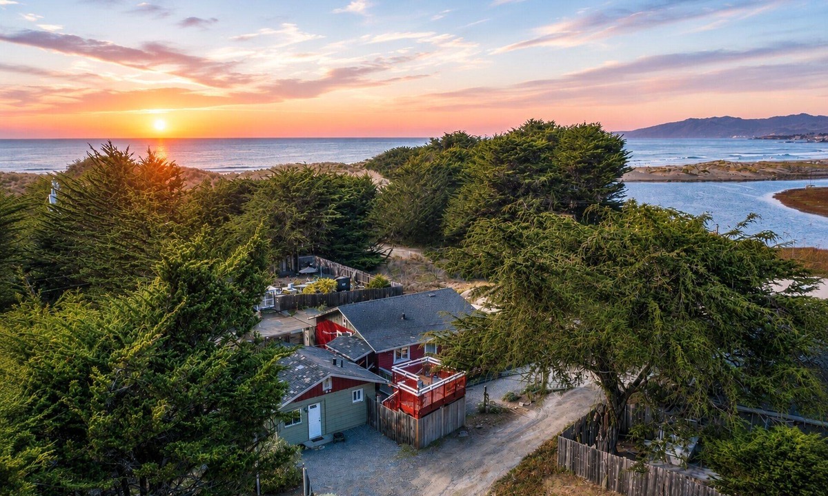 Salmon Creek House | Bodega Bay Beach House & Cottage! Walk to Beach Hot Tub Guest Studio Dog-OK!