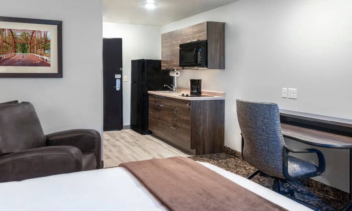 Redding Hotel | Bright 3-Room Retreat Near Redding’s Shops & Dining Hotspots
