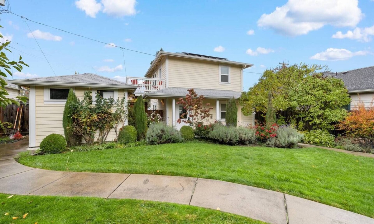Siskiyou-Hargadine Historic District House | Casa Amore Cottage: Walkable and pet friendly!