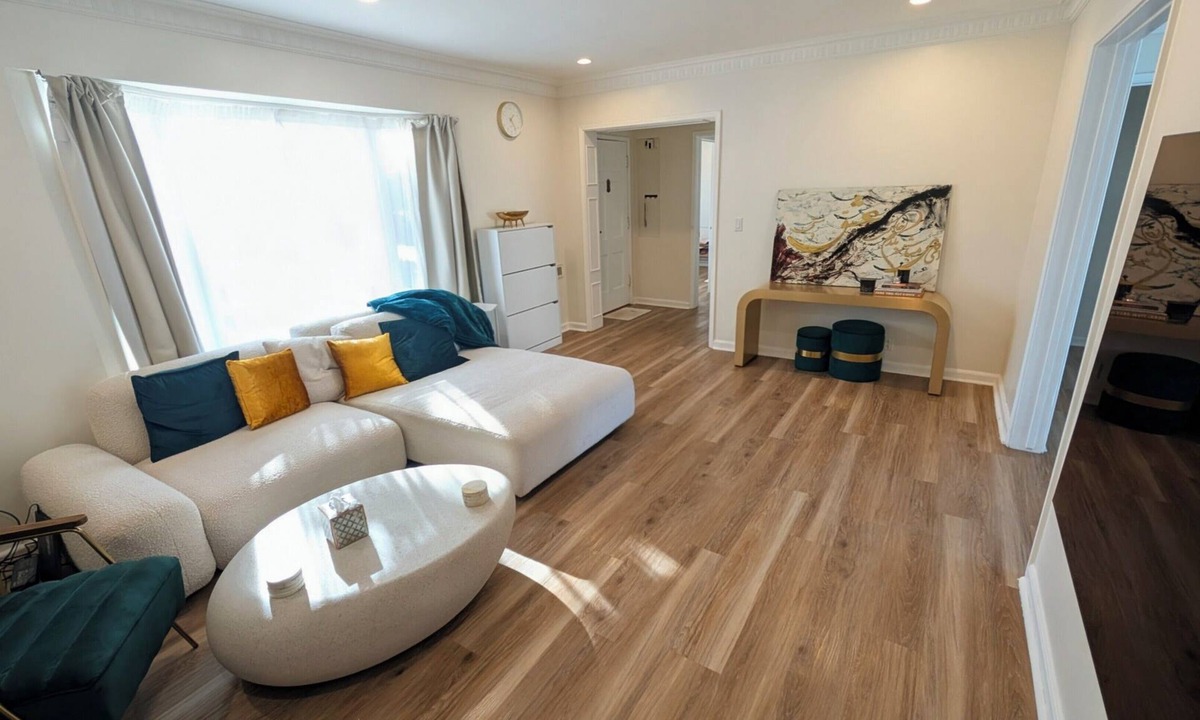 Inglewood House | Central 2BR 1 Bath House - 10 min to Beach, Sofi, & Restaurants
