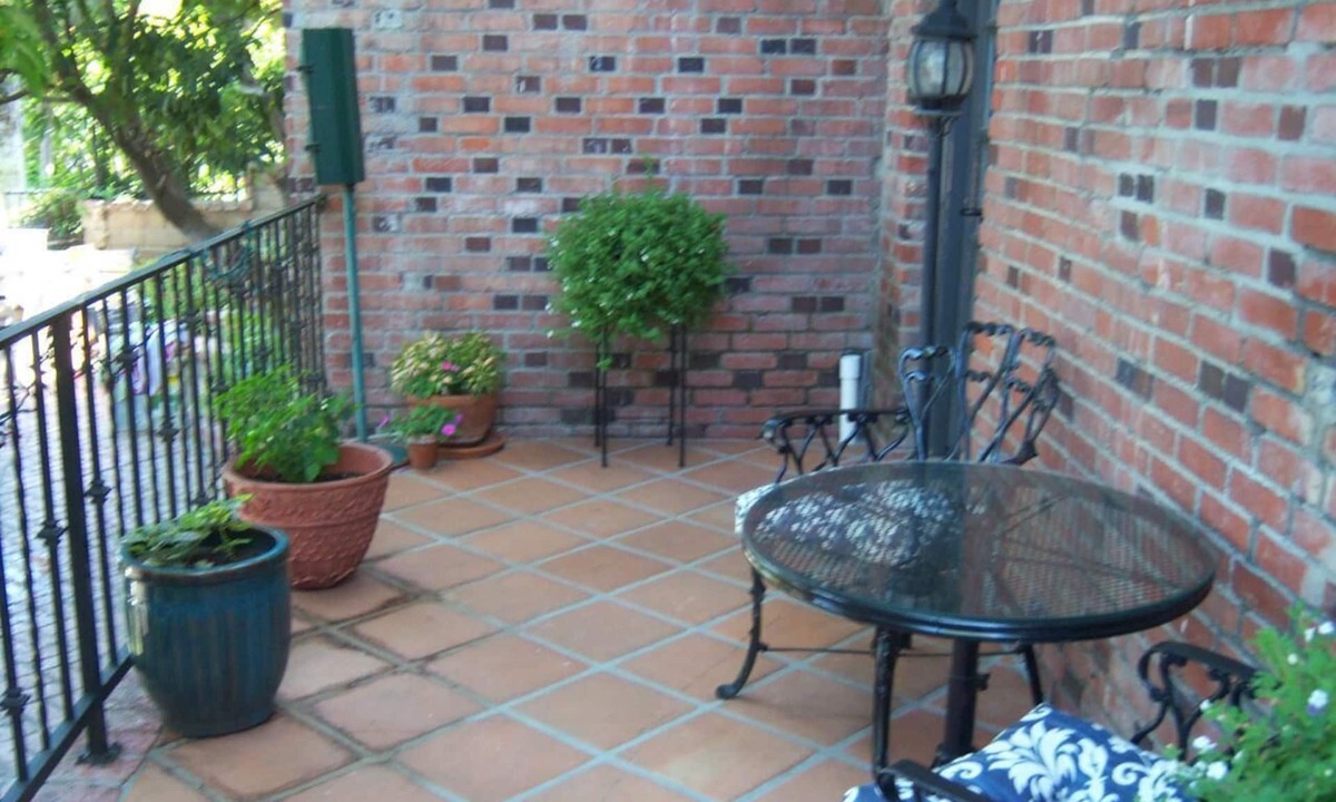 Studio City Apartment | Centrally Located, minutes from Universal Studios and the Hollywood Bowl!