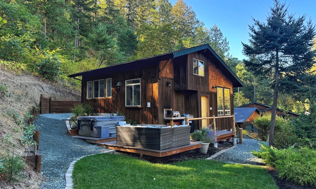 Grants Pass House | Chalet in the woods guesthouse.