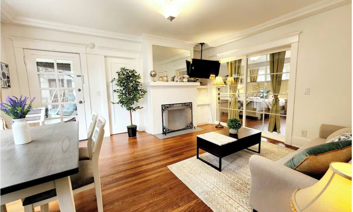 South Pasadena Apartment | Charming 2-bedroom 1 Bath apartment in peaceful South Pasadena with kingsize bed