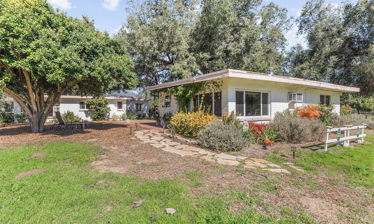 Fallbrook Cottage | Charming 2 BR Cottage at Welburn Gourd Farm