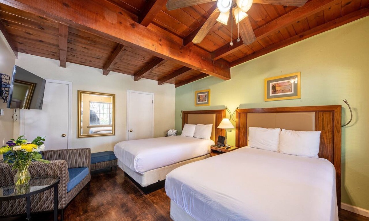 Tahoe Island Hotel | Charming 2 Queen bedroom lodge in South Lake Tahoe for a relaxing stay