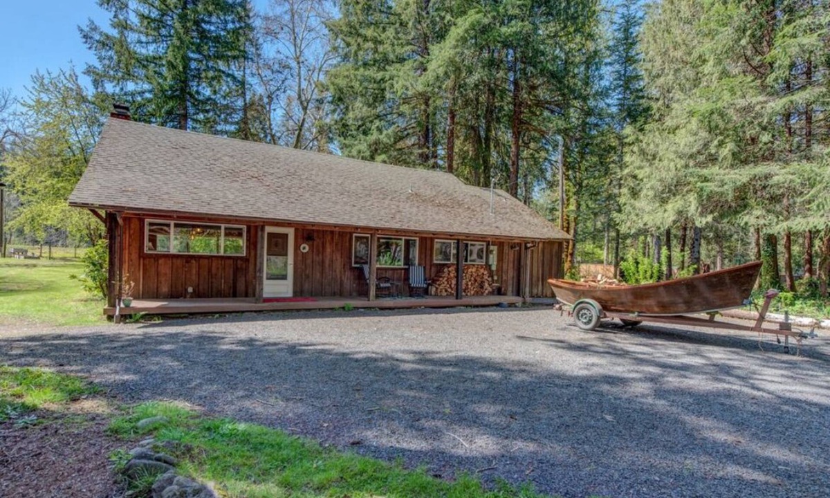Rainbow Cabin | Charming 3-bedroom cabin on Dearborn Island with WiFi, AC, Hot Tub