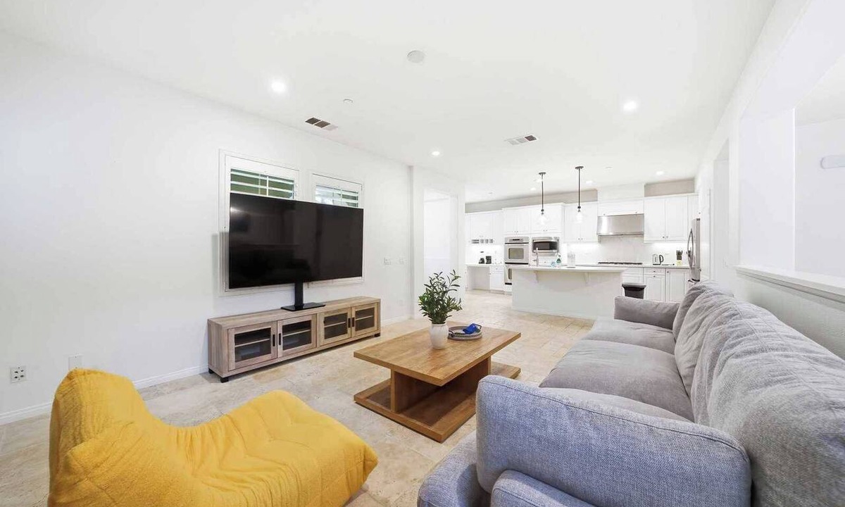 Woodbury House | Charming 3B3.5B｜Garage｜Spacious Yard｜Flex-Lease｜Fully Furnished #42600