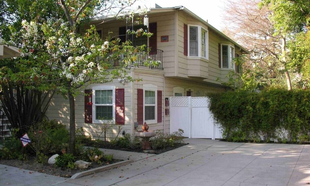 Valley Village Apartment | Charming Duplex with Private Yard. Pets Welcome