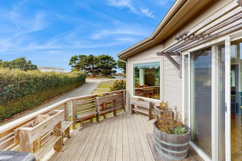 Bandon House | Charming home with WiFi deck & grill - 1 block to the beach