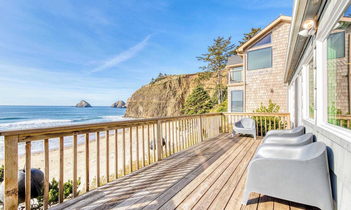 Oceanside House | Charming Oceanfront Getaway with Gorgeous Water Views and Easy Beach Access