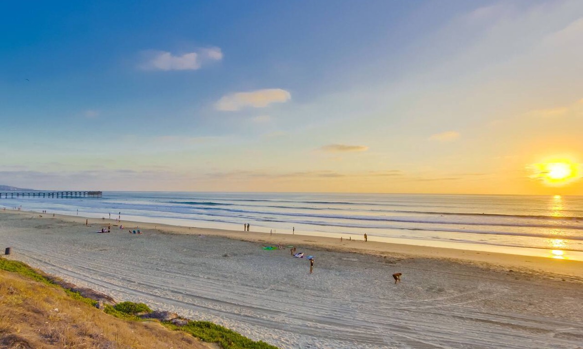 North Pacific Beach Condo | Charming Oceanfront view condo, pool, and parking