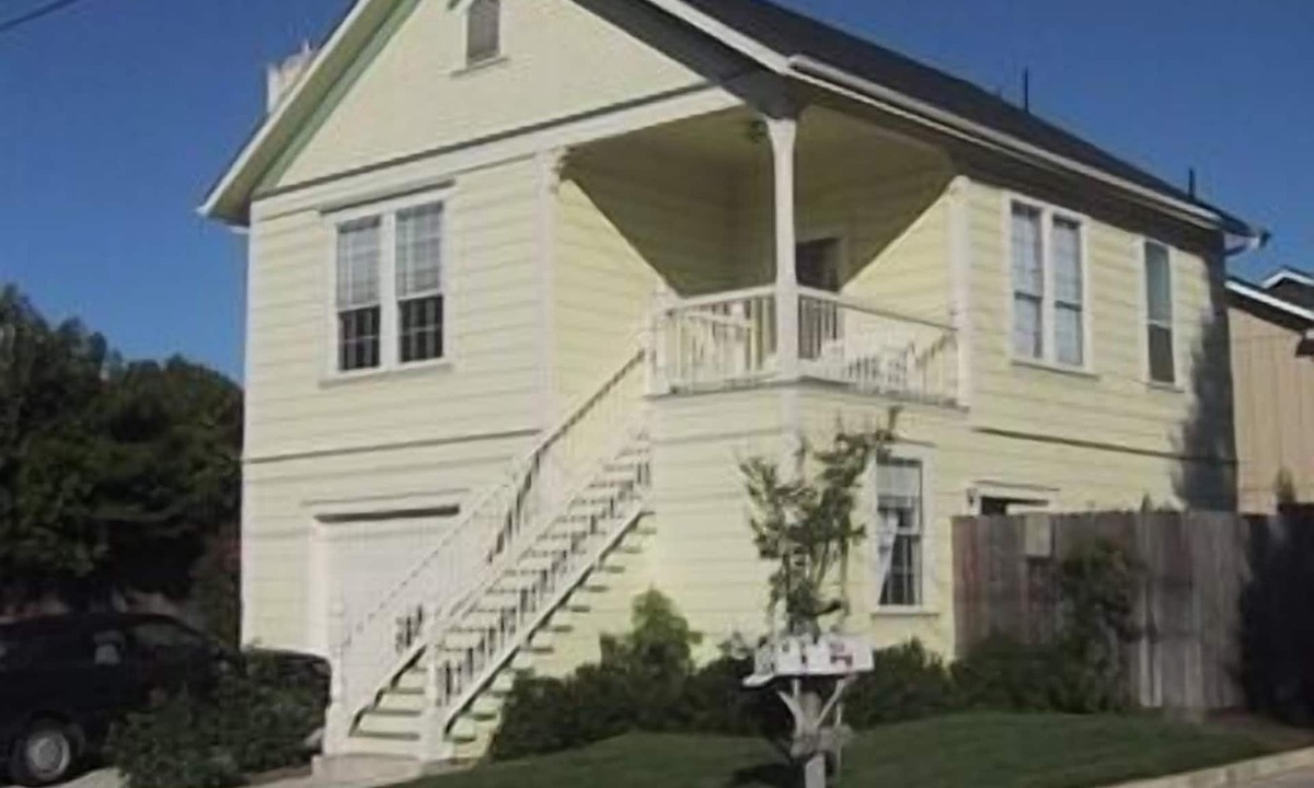 St. Helena House | Charming Victorian - walking distance to town.