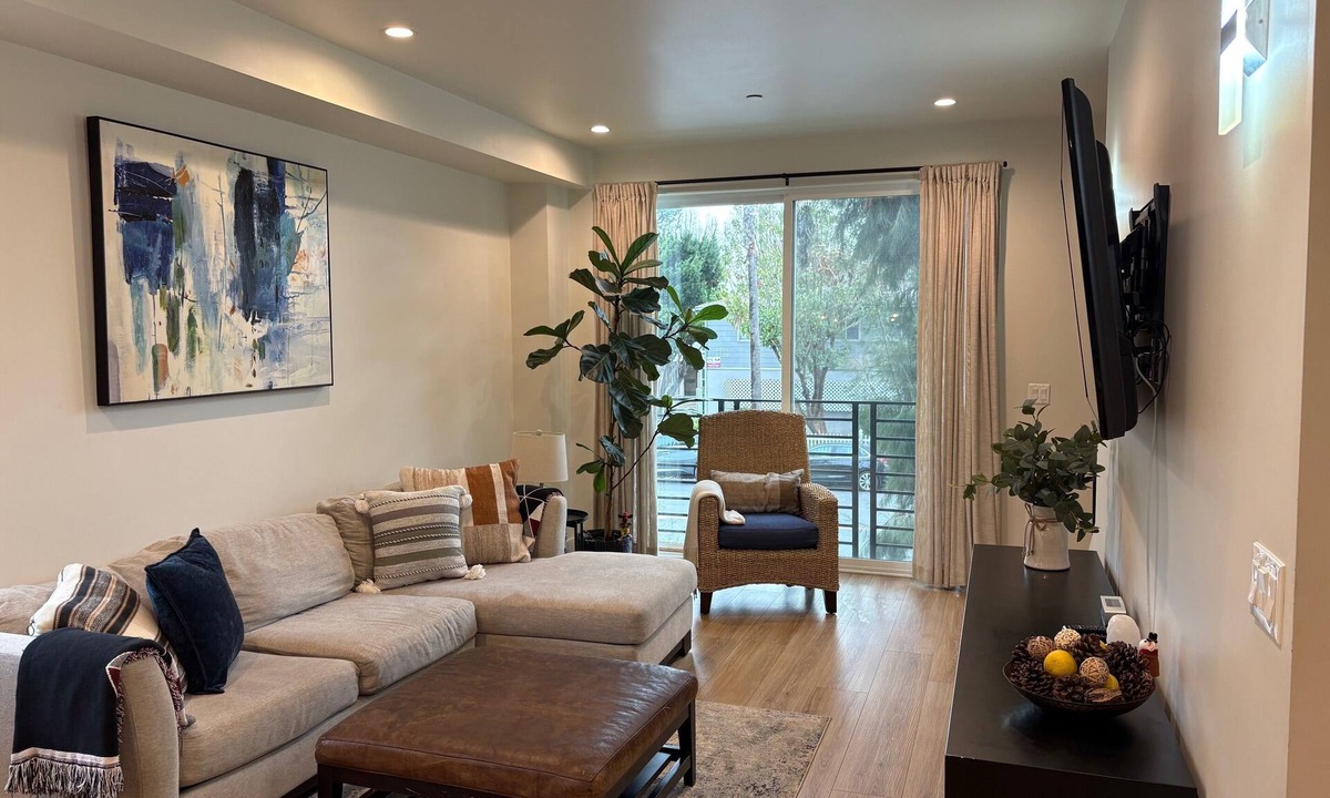 Sherman Oaks House | Cheerful 3B/3.5 Bath Family friendly Townhouse!