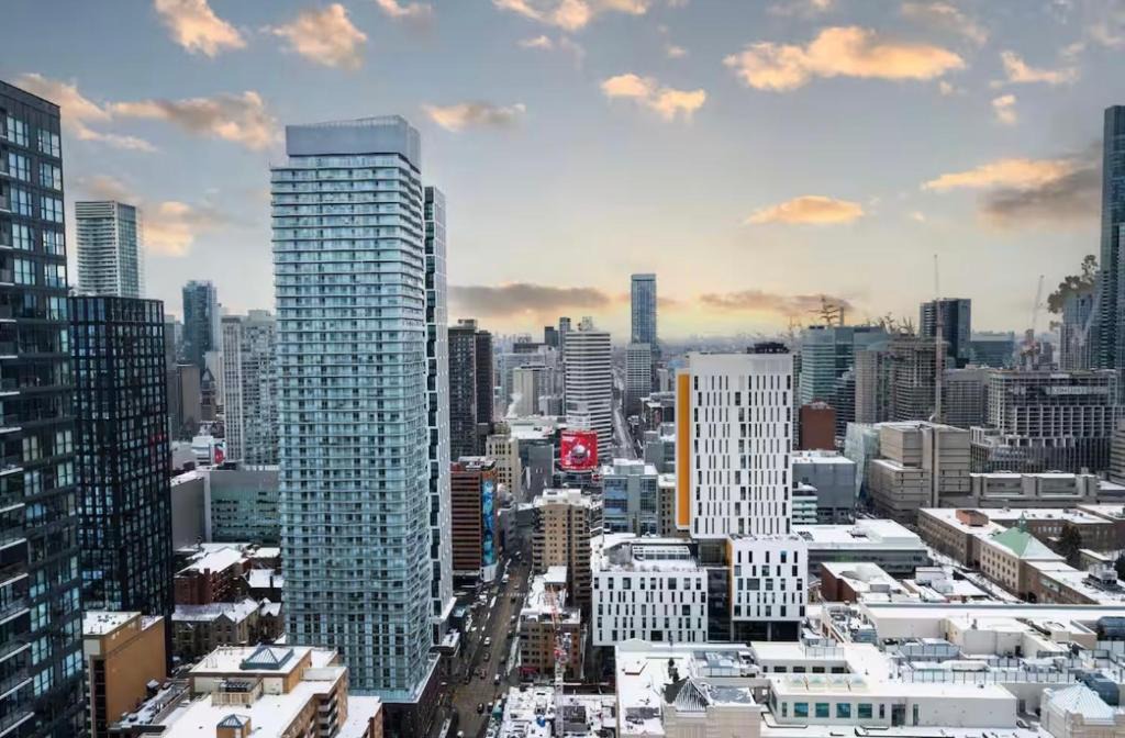 Garden District Apartment | Chic 2 Bedroom Close to Eaton Centre