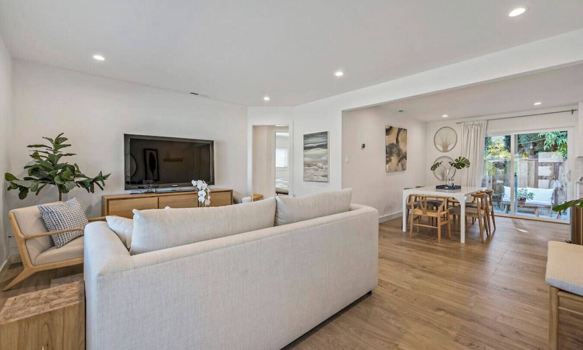 North Whisman House | Chic and Comfy Home in the Heart of Silicon Valley