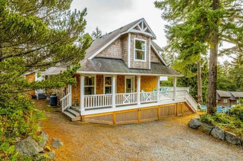 Manzanita House | Classic dog-friendly beach house with vast outdoor living hot tub & firepit