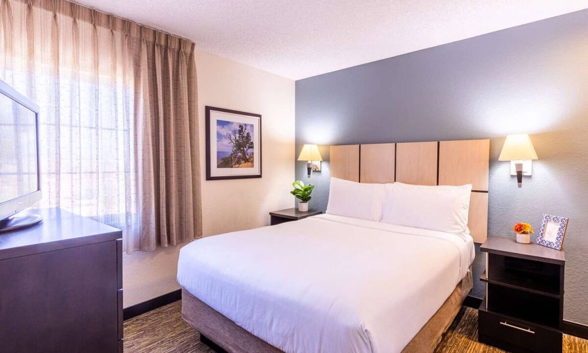 Santa Ana Hotel | Coastal Getaway in Santa Ana! 2 Relaxing Units, Full Kitchen, Pets Allowed!