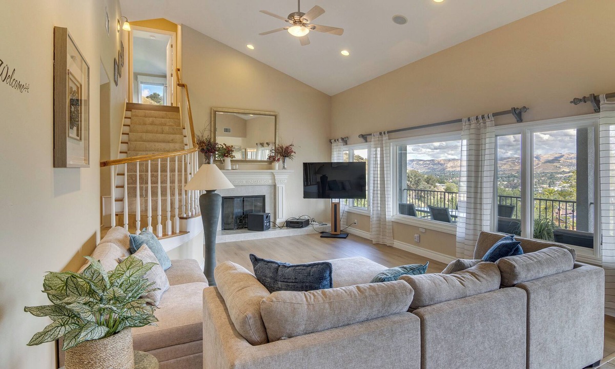 Simi Valley House | Combined Retreat w/Epic Views in Simi Valley!