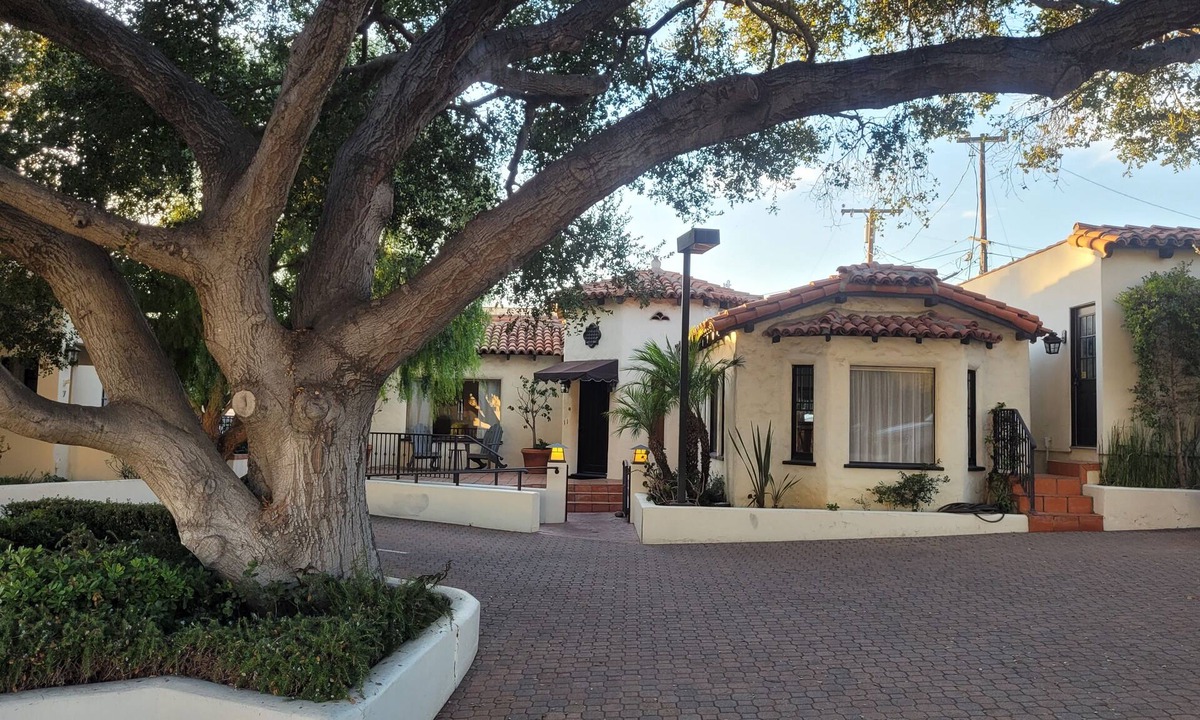Ventura House | Cool 1920's Spanish House minutes from the beach!
