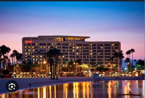 Del Rey Apartment | Cozy 2BR Apt Marina Del Rey with pool and hot tub