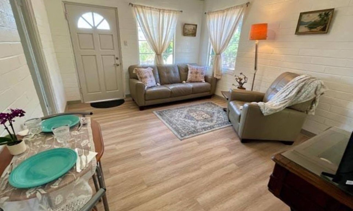 Somis House | Cozy and Peaceful 1-bedroom Farmhouse in Somis