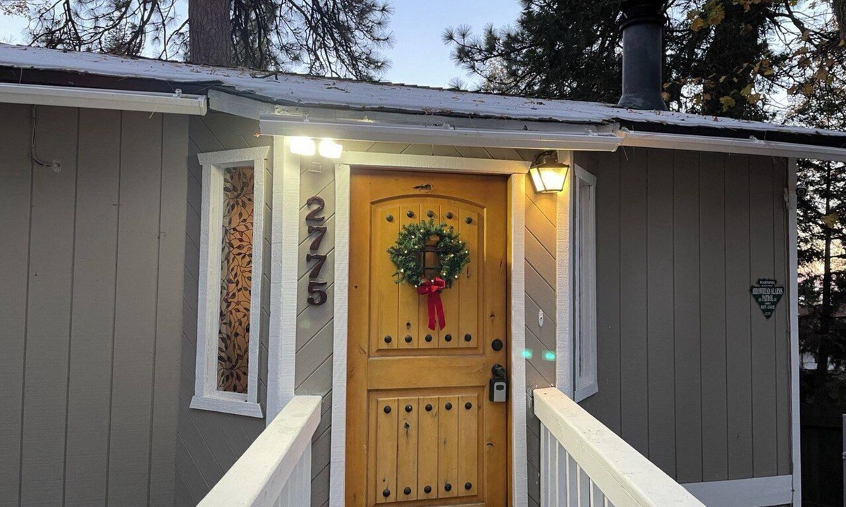 Running Springs House | Cozy Cabin in downtown Running Springs! Minutes to Lake Arrowhead!