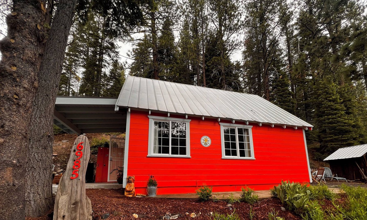 North Lake Tahoe Cabin | Cozy Cabin w/great location! 5 minutes to Palisades & nearby hiking trails