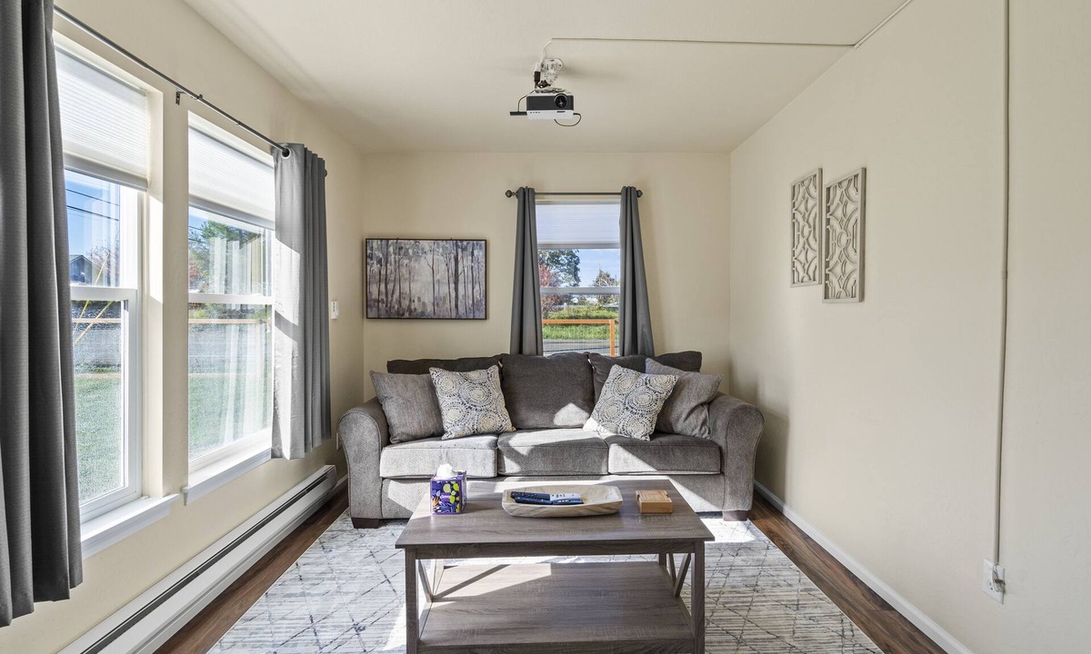 Redwood Cottage | Cozy Cottage in Grants Pass Near River!