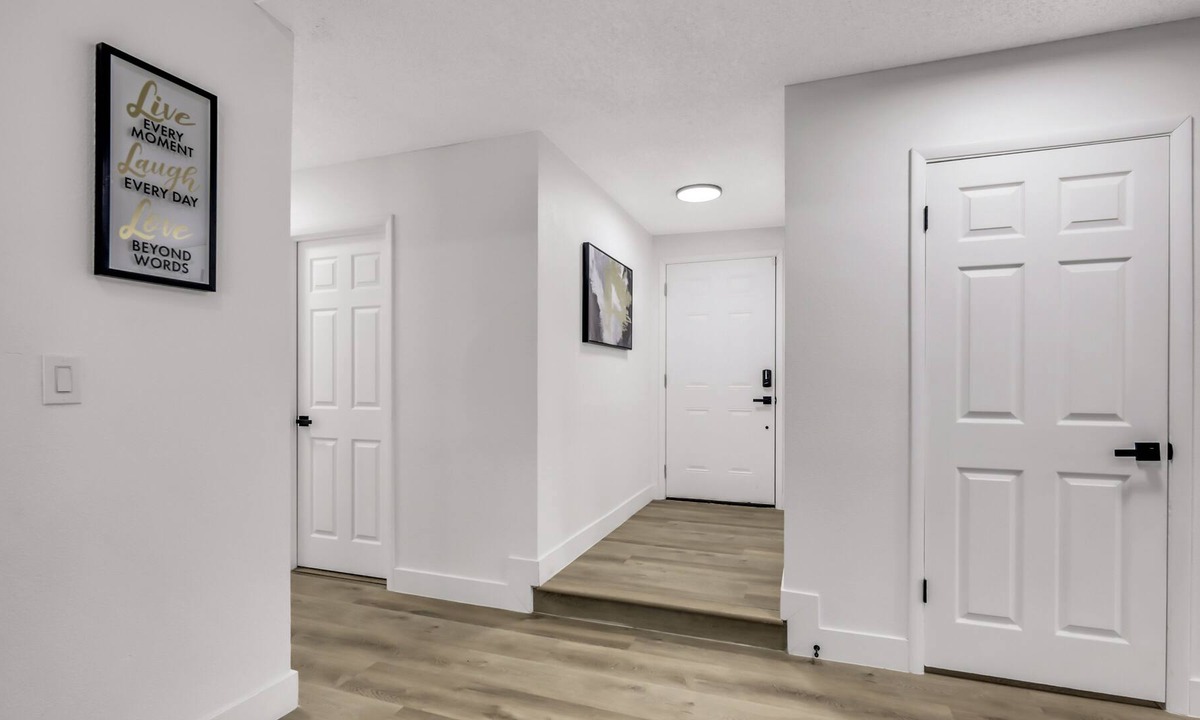 Chinatown House | Cozy Family Home w/ Game Room and Swimming Pool ! 10 Minutes away from the Strip