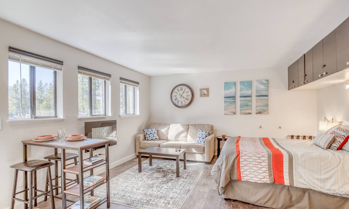 Sunriver Condo | Cozy, Ground-level Sunriver Condo Has in-Wall Fireplace