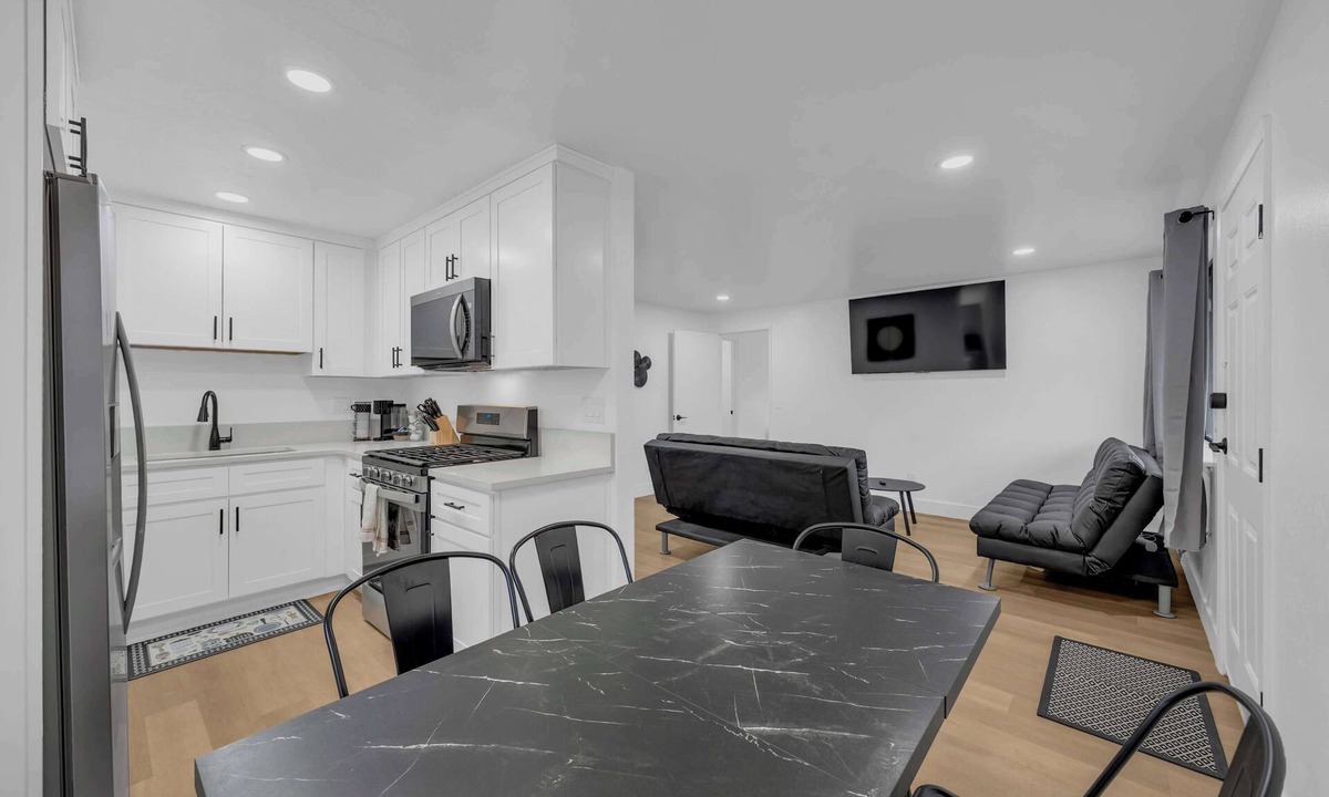 West University House | Cozy Haven/3 Baths/Sleeps 10