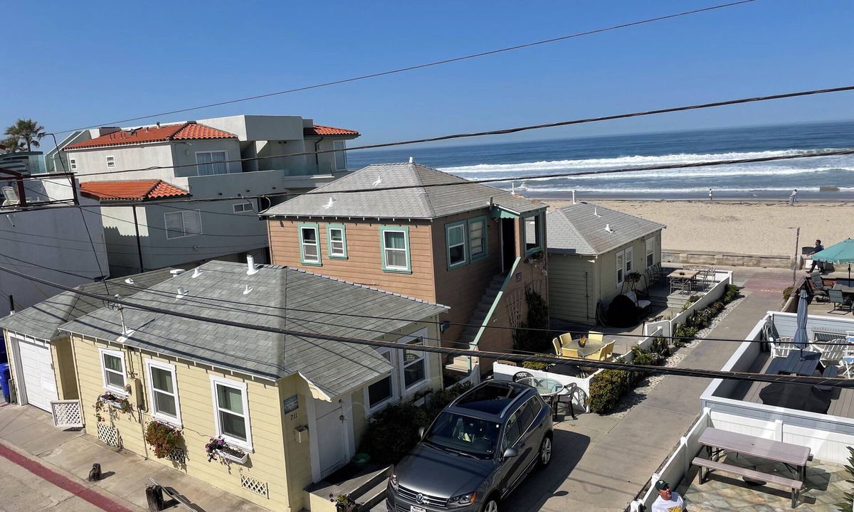 Mission Beach Cottage | Cozy Ocean View Beach Cottage, Steps to Ocean,Large EnclosePatio -1BR- Sleeps 5