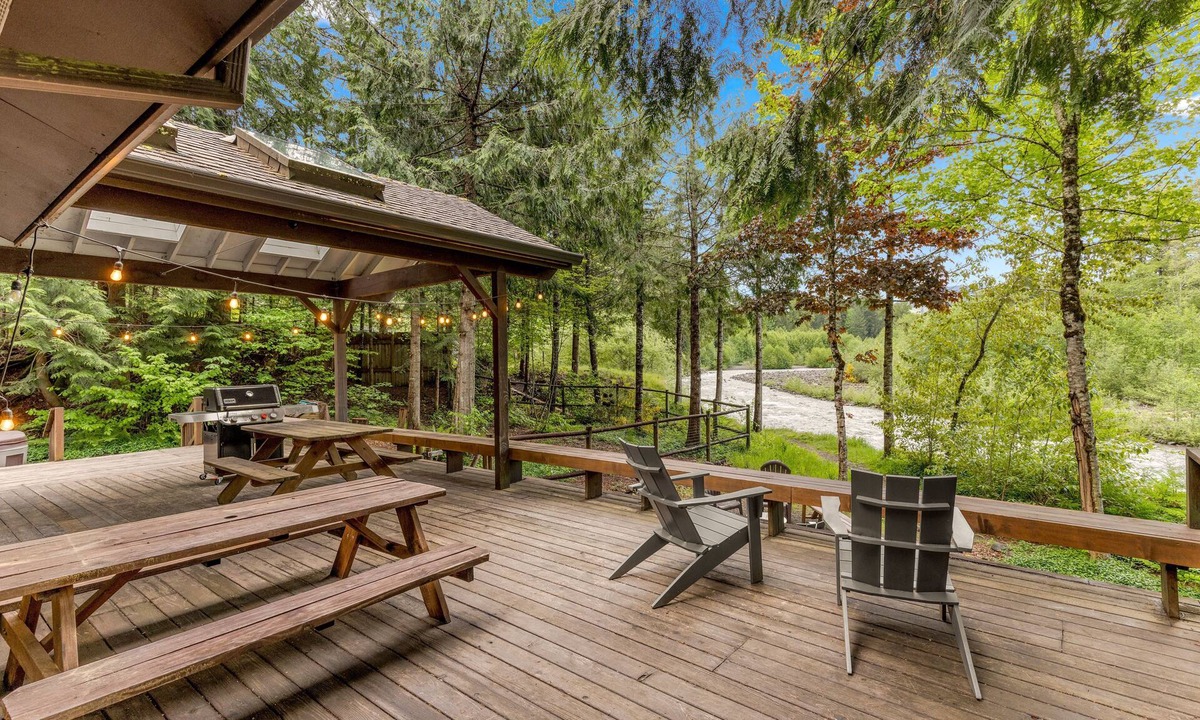 Mount Hood Village House | Cozy Riverfront Retreat w/Hot Tub