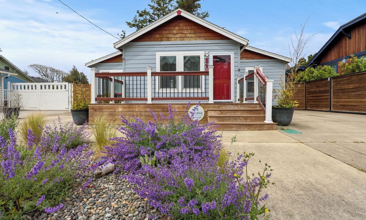 Seaside Cottage | Cozy Seaside Cottage Walk to Beach Fenced yard