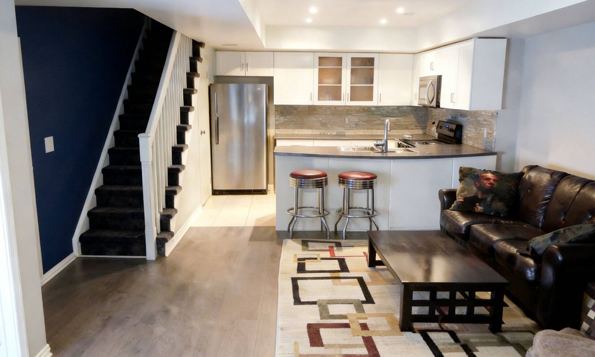 Niagara House | Cozy townhome mere steps away from the Toronto Stadium and nightlife