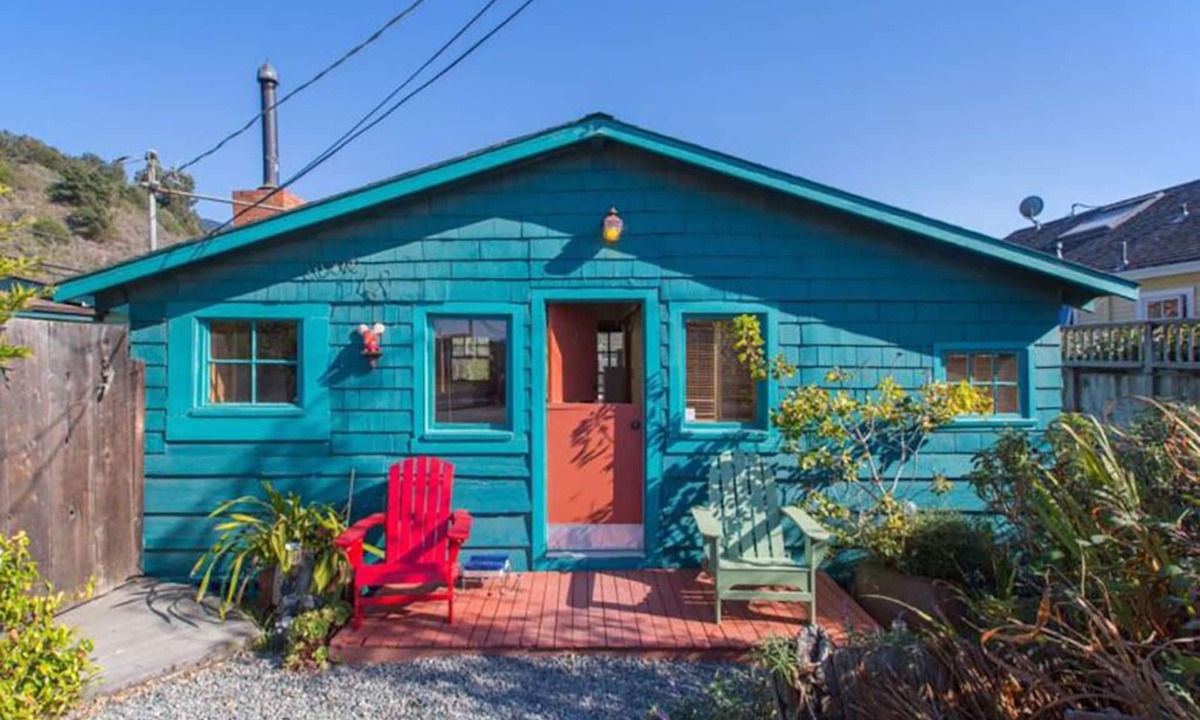 Stinson Beach Cottage | Cute & Colourful Oceanside Cottage w Garden