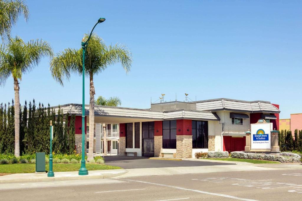 Anaheim Resort Hotel | Days Inn & Suites by Wyndham Anaheim At Disneyland Park