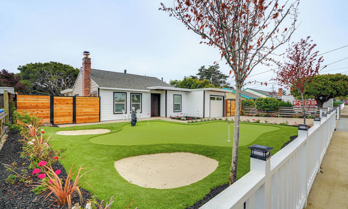 Del Rey Oaks Cottage | Del Rey Oaks Vacation Home w/Mini-golf Course!