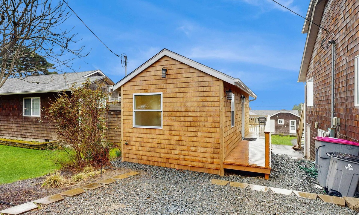Tolovana Park House | Dog-friendly, comfy cabin only two blocks from the beach