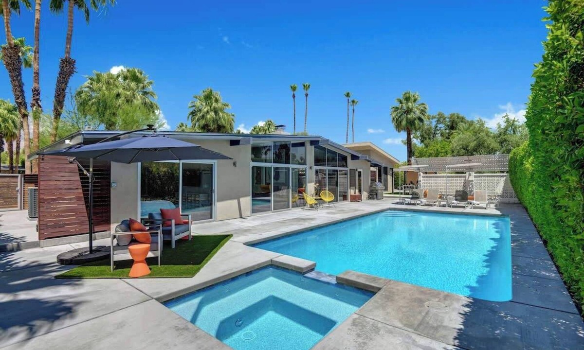 Palm Springs House | Dog-Friendly Stunner|Pool|Fireplace|BBQ and more