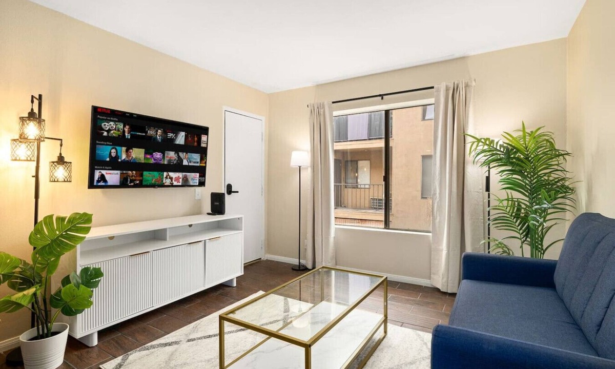 Willmore Apartment | Downtown Garage Parking | 30 Min to Disneyland